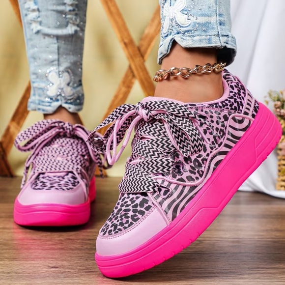 Shoes - Women’s Streetwear Pink & Black Patterned Sneakers Skateboard Shoes Size 7.5 NWT